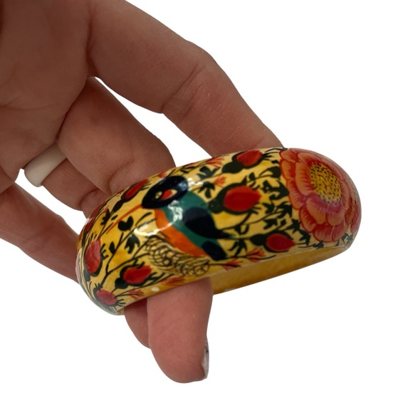 Vintage hand painted wooden floral hummingbird bangle bracelet - Picture 5 of 8